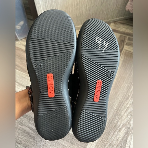 Vionic Flats - Picture 2 of 10
